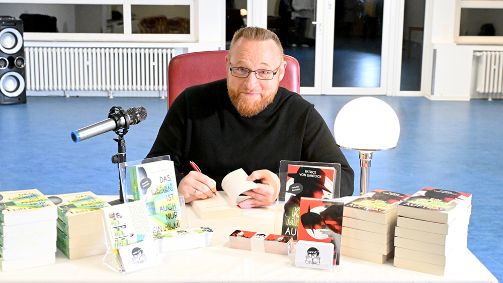 Patrick von Wantoch signiert nach der Lesestunde im VT-Vereinsheim sein neues Buch.